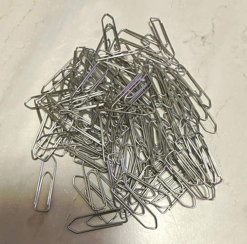 Büroklammern aus metall - büroklammern,
